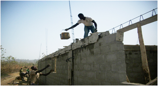 Maçon sur le chantier des dortoirs
