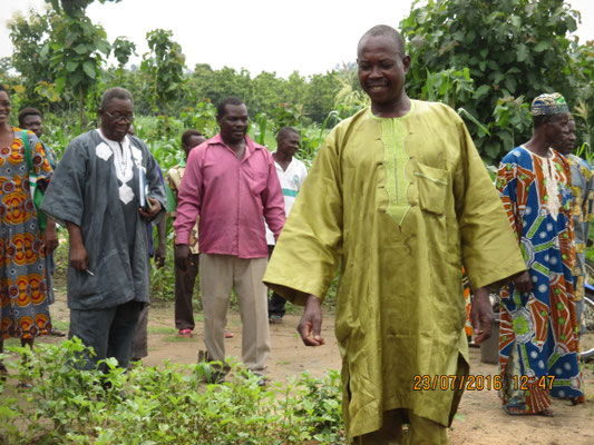 Visiteurs dans le jardin du foyer