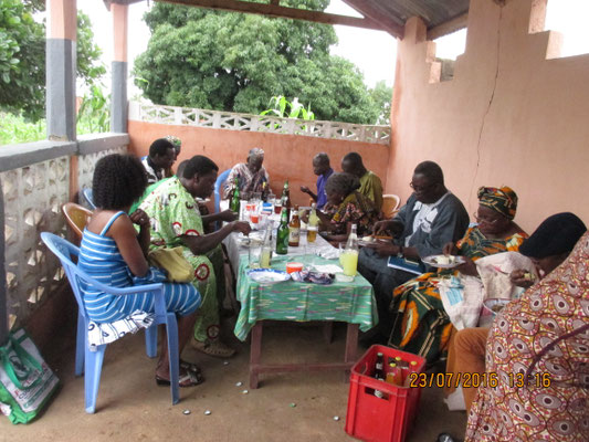 Réunion autour d’une table