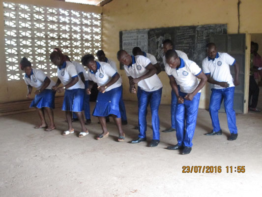 Danse d’accueil dans la salle