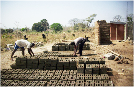 Fabrication de briques pour le chantier