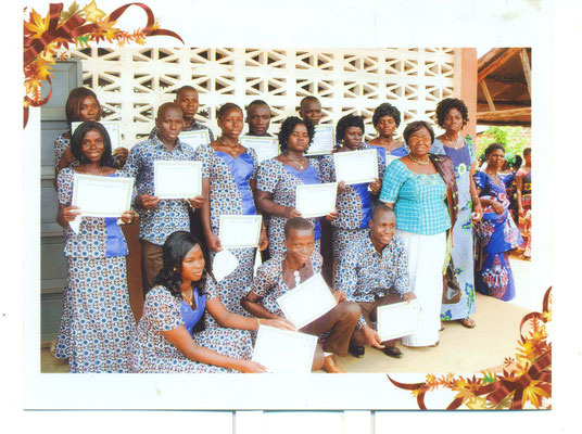 Diplômées avec leurs certificats