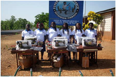 Diplômées avec machines à coudre