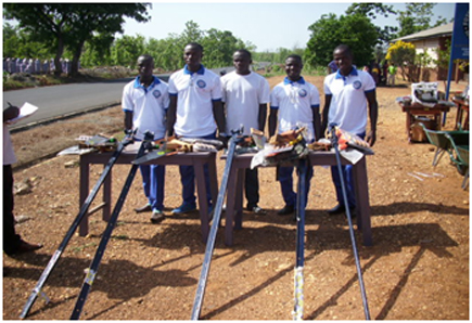 Diplômés avec leurs outils