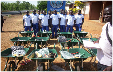 Groupe avec brouettes et outils