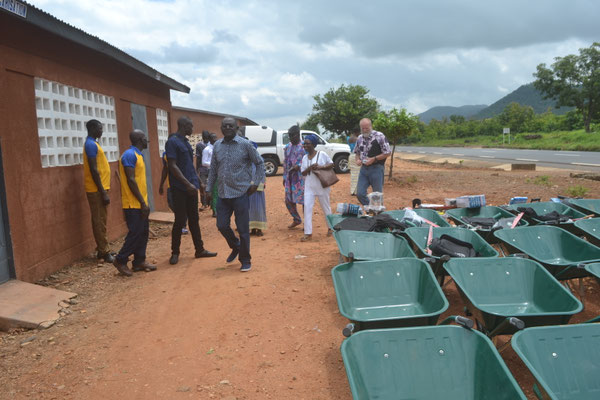 Brouettes alignées avant la cérémonie