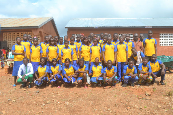 Diplômés en groupe devant le foyer