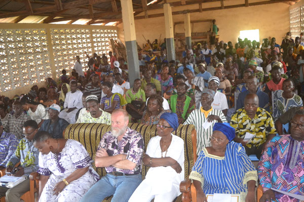 Public réuni pour la cérémonie