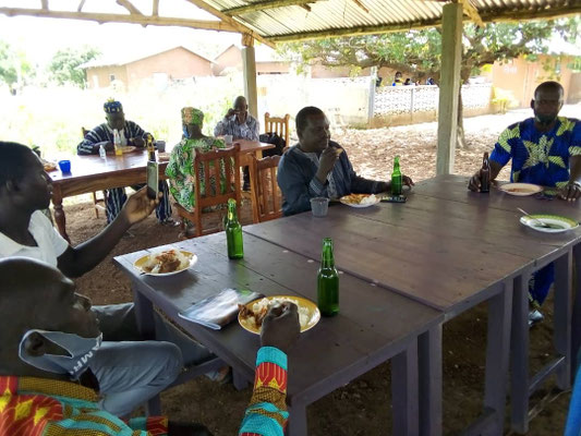 Repas convivial sous l’abri