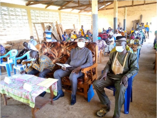 Public réuni pour la cérémonie