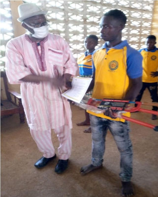 Remise d’un kit à une diplômée