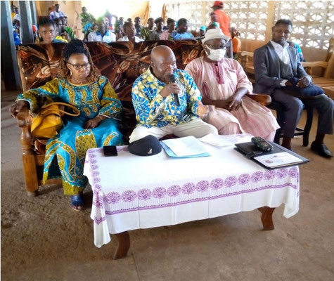 Public réuni pour la cérémonie