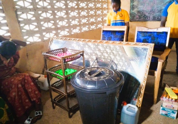 Diplômés posant devant le foyer