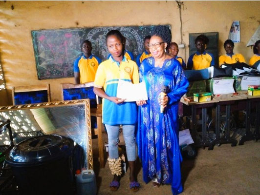 Remise d’un kit à une diplômée