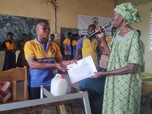 Remise d’un bidon et d’un certificat