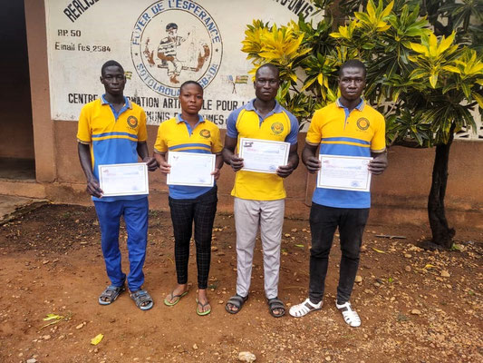 Diplômés devant le foyer