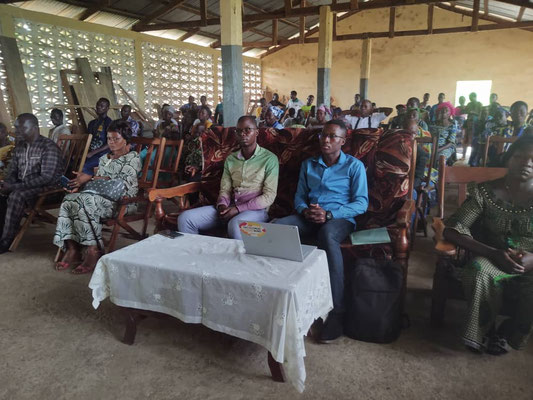 Public réuni pour la cérémonie
