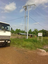 Poteau électrique près du foyer