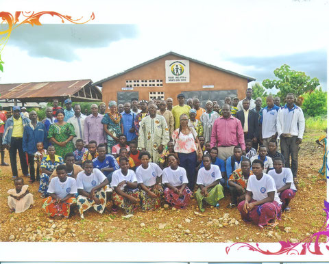 Photo de groupe devant le Foyer de l’Espérance