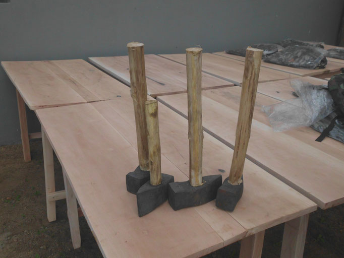 Tables et marteaux fabriqués