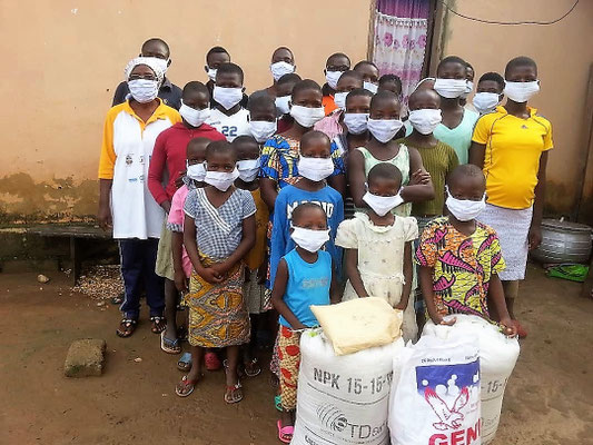 Enfants avec des sacs de vivres