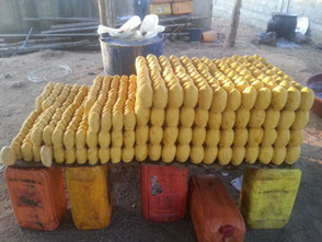 Savons alignés sur des bidons