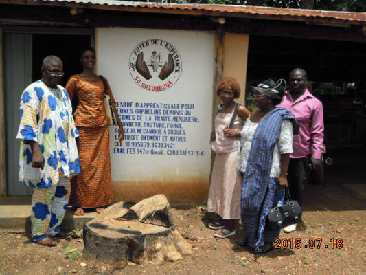 Comité assis au premier rang