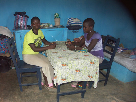 Deux élèves assis à une table