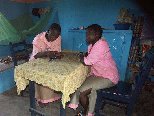 Deux élèves autour d’une table