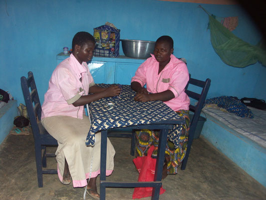 Élèves assis autour d’une table