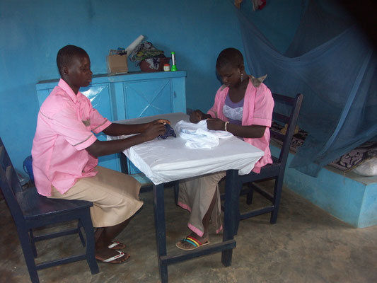Élèves devant une table