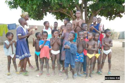 Enfants devant le foyer Sainte-Marguerite