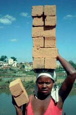 Femme transportant des briques