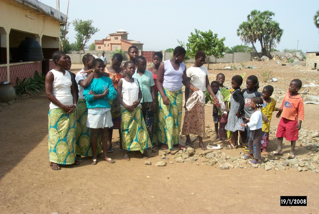 Visite dans la cour du foyer