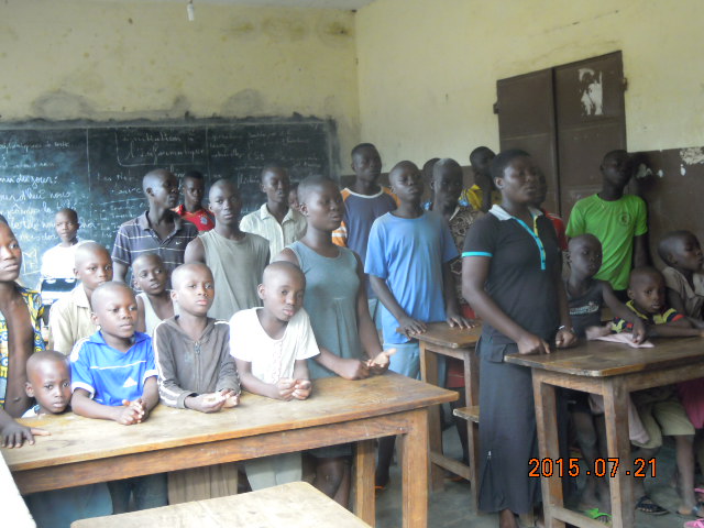 Enfants et jeunes dans une salle de classe
