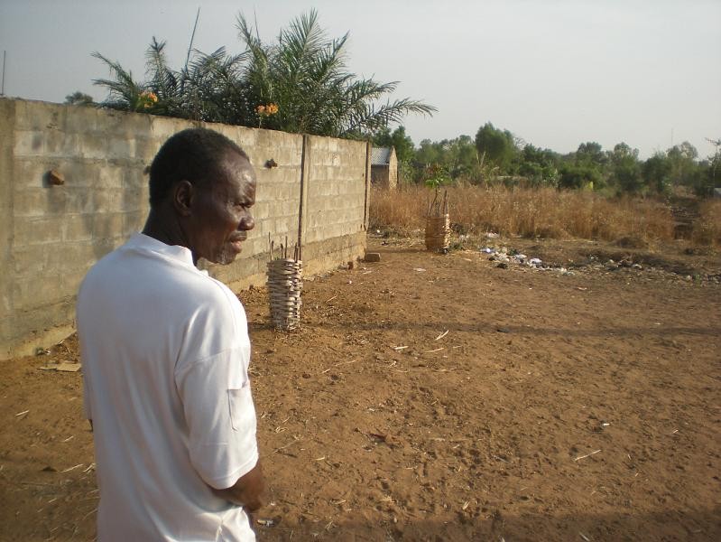 Visiteur regardant la cour