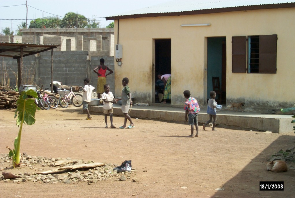 Enfants devant un bâtiment