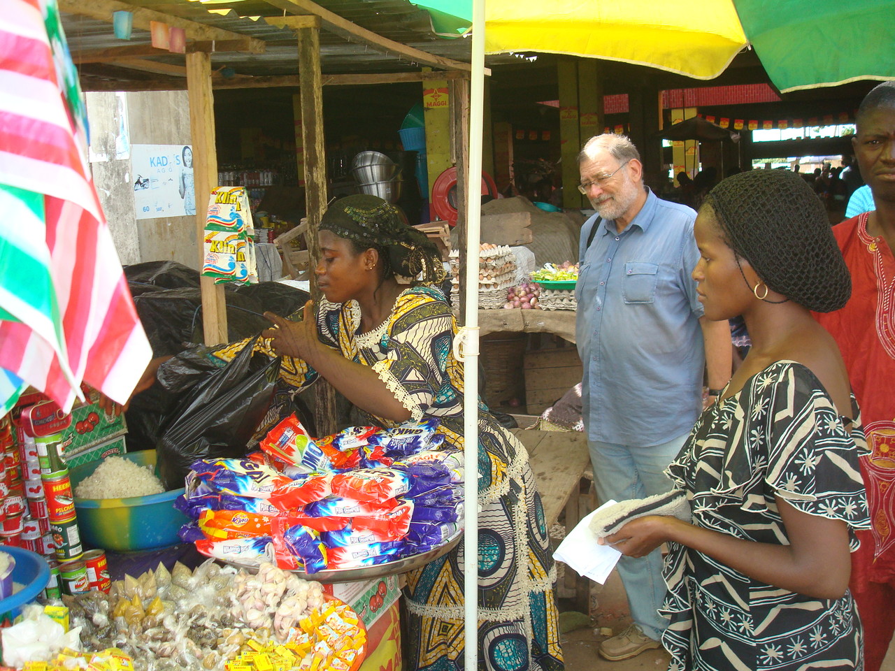 Bénévoles sur un stand du marché