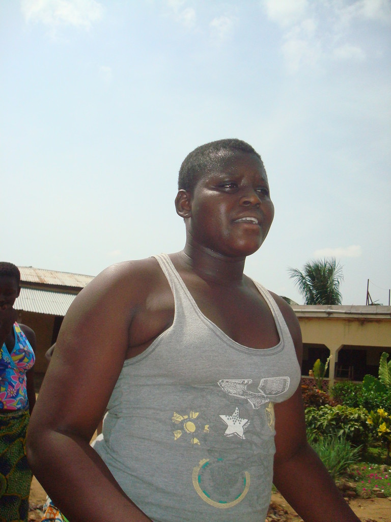 Homme devant la cour du foyer