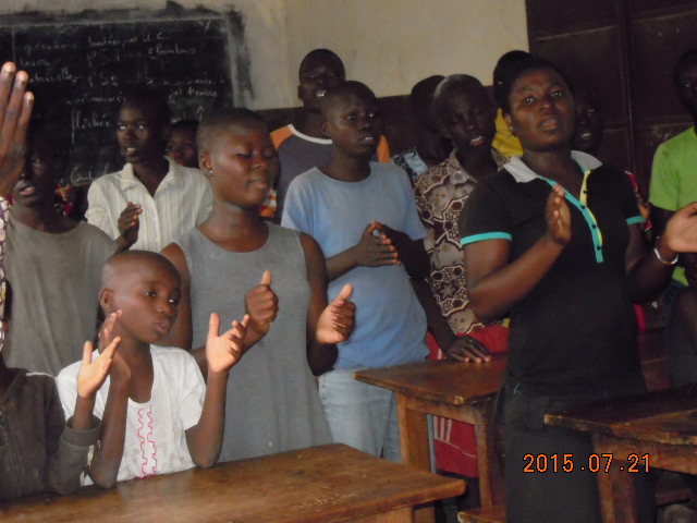 Jeunes filles dans une salle