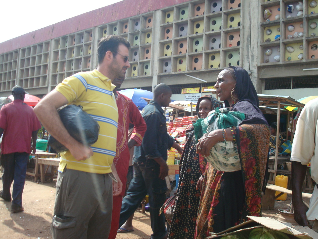 Visiteurs dans le marché