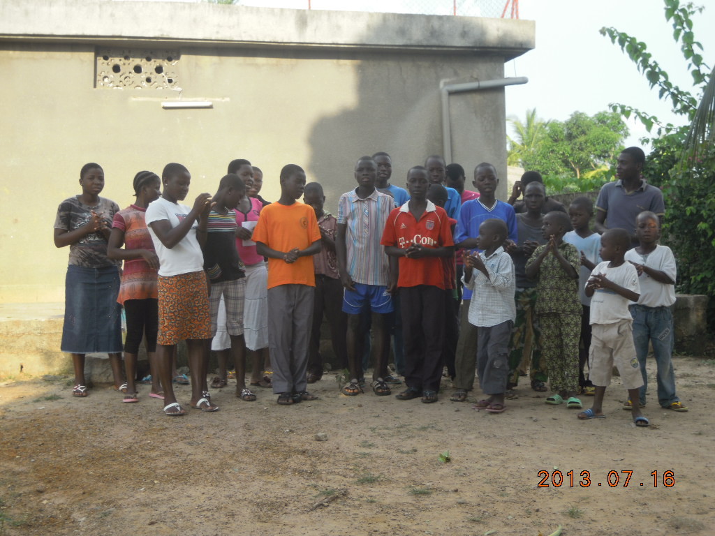 Groupe d’enfants devant le bâtiment