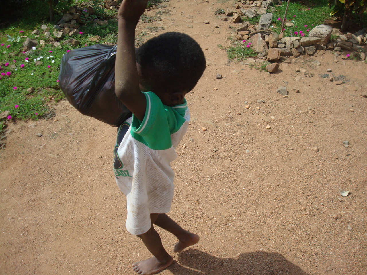 Enfant portant une bassine
