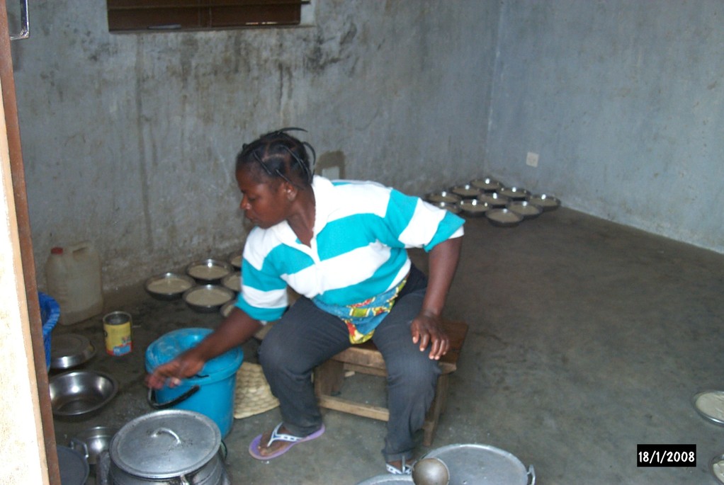 Jeune fille préparant le repas
