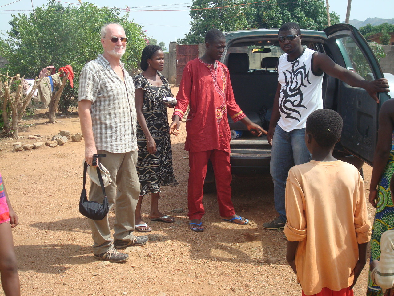 Visiteurs devant un véhicule