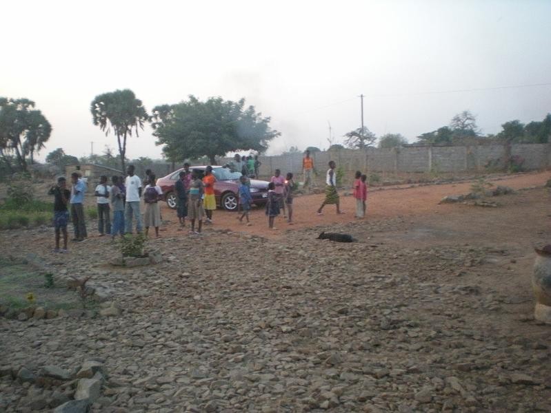 Enfants jouant dans la cour
