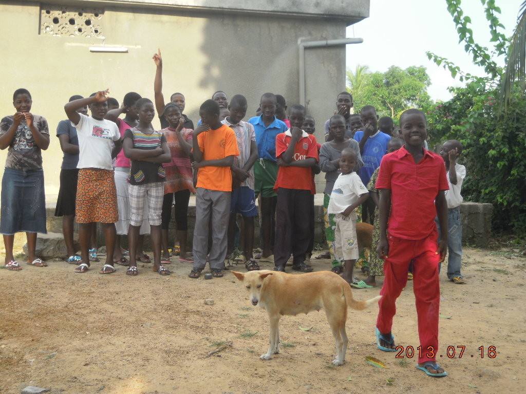 Enfants en cercle devant le foyer