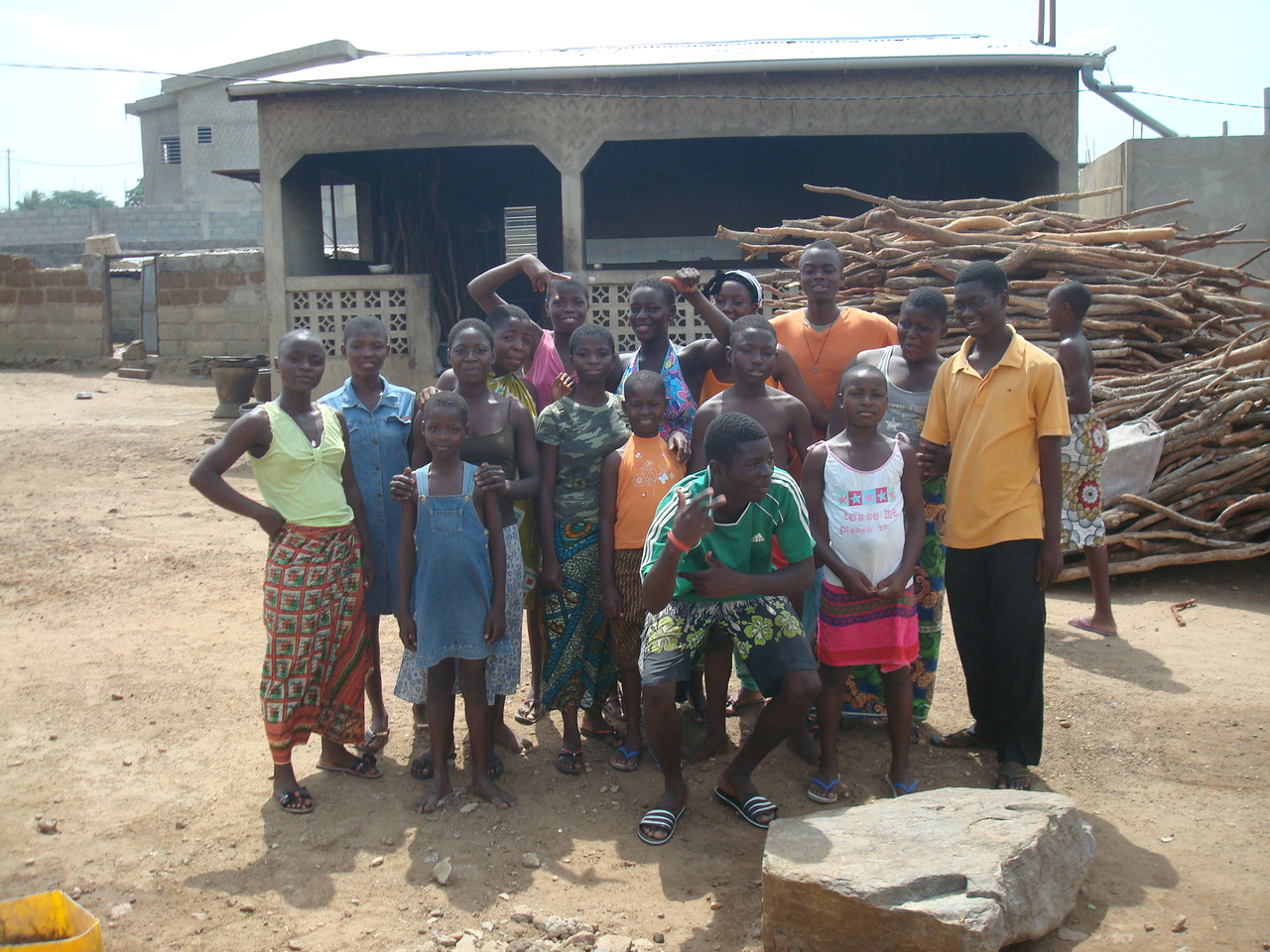 Groupe devant le bâtiment