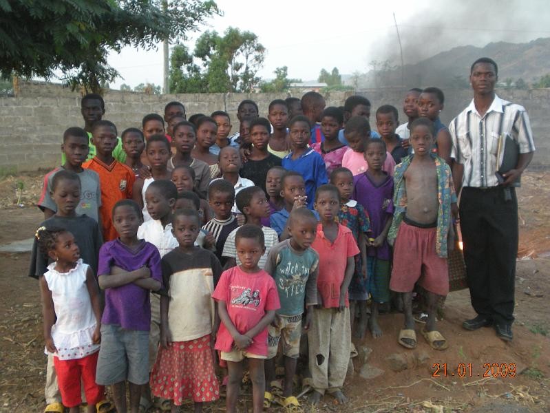 Photo de groupe avec des enfants