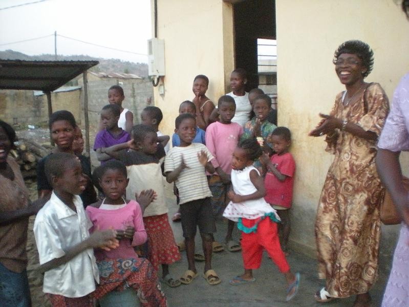 Enfants assis devant un bâtiment